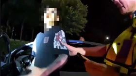 蔡男控訴警方執法過當，警方公布完整密錄器澄清過程。（圖／翻攝畫面）