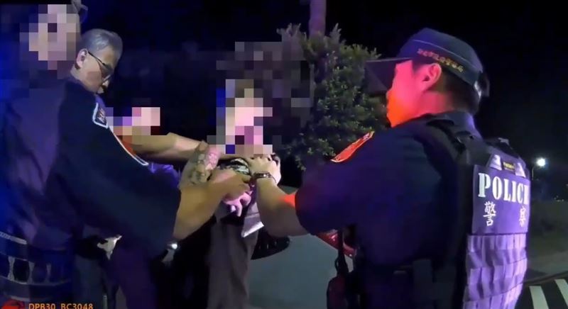 蔡男控訴警方執法過當，警方公布完整密錄器澄清過程。（圖／翻攝畫面）