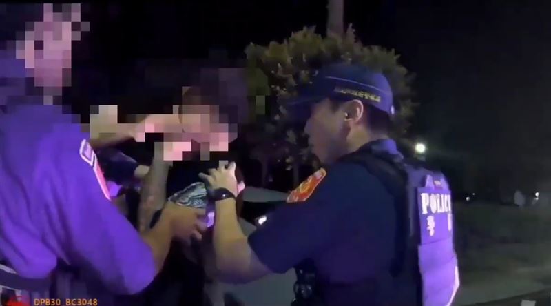 蔡男控訴警方執法過當，警方公布完整密錄器澄清過程。（圖／翻攝畫面）