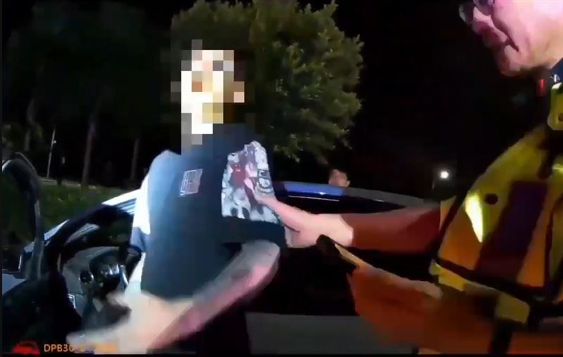 蔡男控訴警方執法過當，警方公布完整密錄器澄清過程。（圖／翻攝畫面）
