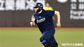 台灣大賽G2，中信兄弟左外野手曾頌恩賽前跑壘練習。（圖／記者劉彥池攝影）