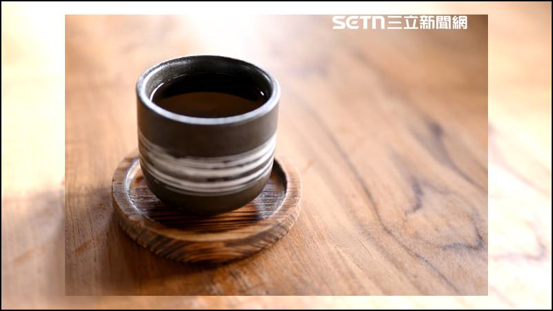 日本72歲母親因獨居突發狀況離世,兒子不安衝回家,見茶杯仍冒熱氣。專家提醒,每日簡訊問候可成長者生命訊號,防止孤獨死悲劇。(示意圖/PIXABAY)