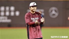 台灣大賽G2，樂天桃猿打擊教練曾豪駒觀看球員賽前練習。（圖／記者劉彥池攝影）