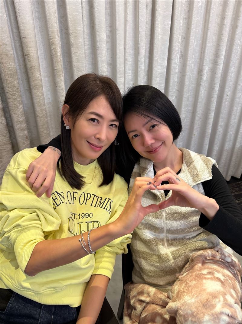 賈永婕曬出和小S合照，洩漏她對回到螢光幕前的焦慮。（圖／翻攝自賈永婕臉書）