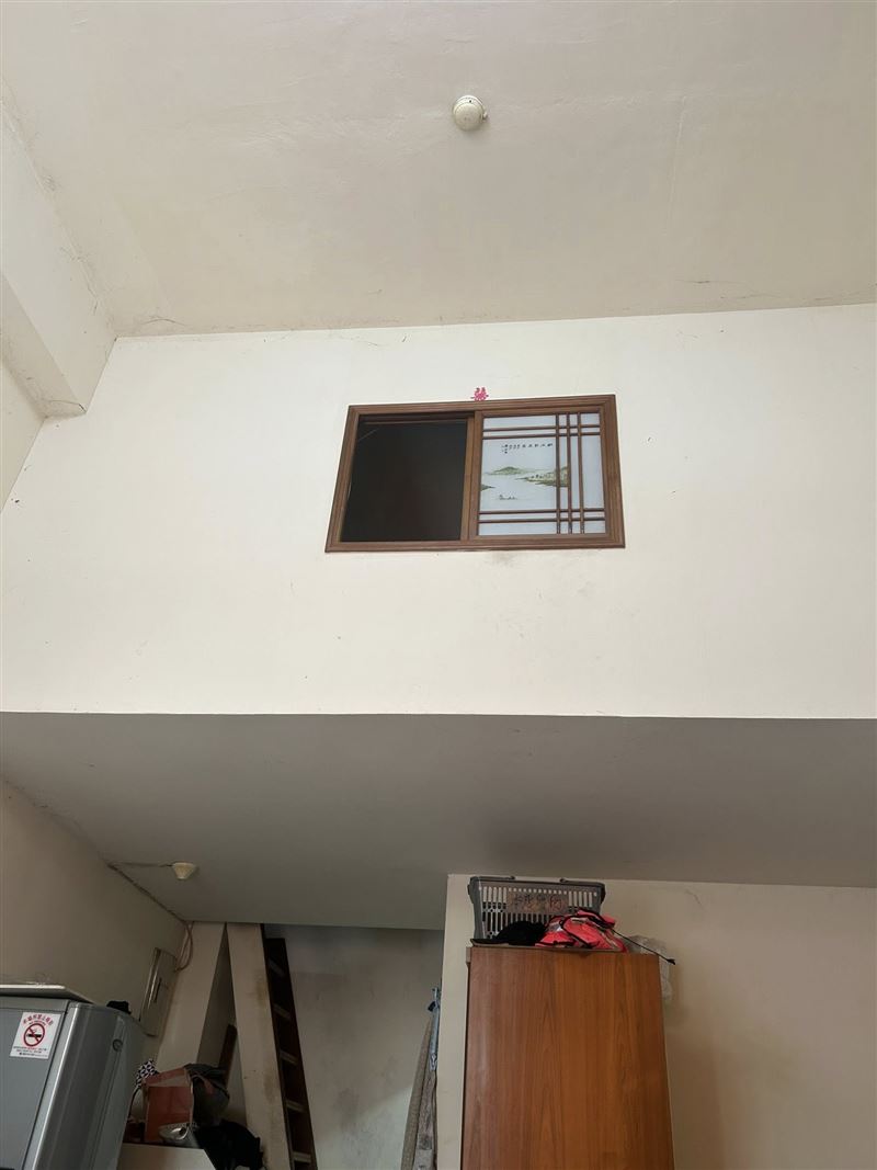 網友說才剛閉眼兩秒，就瞬間感覺到「二樓窗戶方向有人頭在看我」，嚇得立刻驚醒。（圖／靈異公社）
