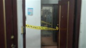 新莊民宅飄出異味，69歲男倒臥在地、陳屍屋內。（圖／翻攝畫面）
