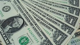 當市場不確定性越高，在挑選標的時，更要重視違約風險，目前10年期公債殖利率回落，因殖利率與債價呈反向關係，美債、投等債的受惠力度相對較大，此時會是比較優先布局的選擇。