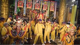 圖說一、桃園護國宮遶境盛事展開，太子爺降駕「乘坐釘椅」夜巡五日，展現對世人的親民與孤魂的慈悲。（桃園護國宮陳乃瑋／攝影）
