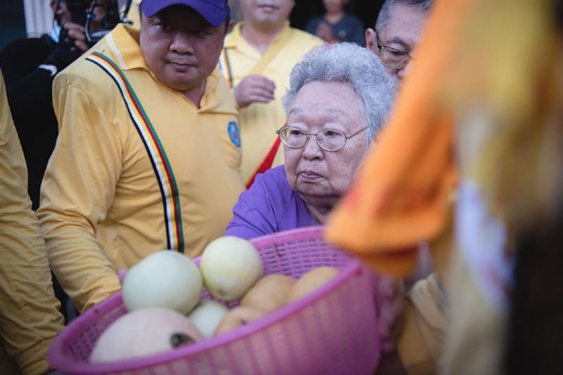 凡有民眾相迎，太子爺則停轎到你家，有拜必應給予祝福。高齡行動不便奶奶堅持親自恭迎並獻果。（桃園護國宮陳乃瑋／攝影）