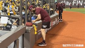 波賽樂賽前幫兄弟球迷簽球衣。（圖／記者黃耿誼攝影）