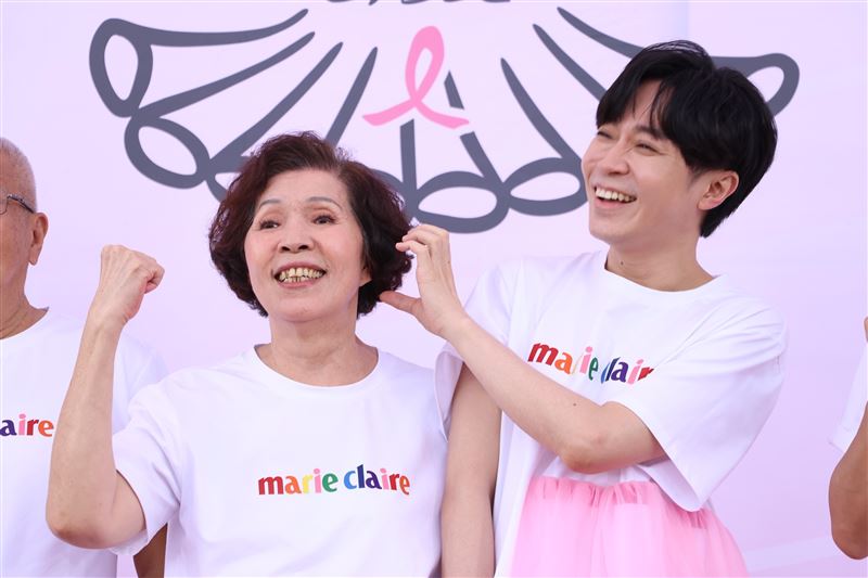 青峰以公益大使身分，攜手母親出席「裙襬澎澎RUN」公益路跑活動。（圖／記者鄭孟晃攝影）