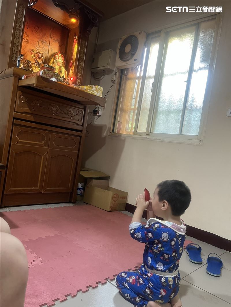 賴姓信眾家中供奉桃園護國宮太子爺分靈。圖為其4歲小兒子虔誠跪拜的天真模樣。&nbsp;（圖／賴振宇授權提供，未經同意請勿轉載）