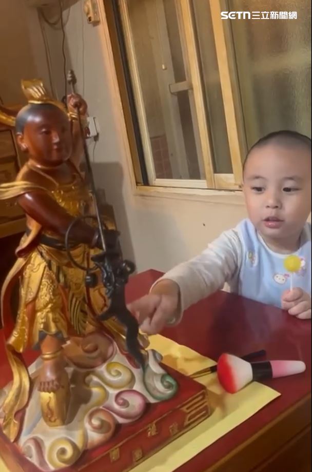 賴姓信眾小孩與太子爺十分親近。相傳桃園護國宮太子爺也最疼小孩子。（圖／賴振宇授權提供，未經同意請勿轉載）