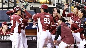 台灣大賽G2，樂天桃猿指定打擊林立炸裂「首局首打席」全壘打。（圖／記者劉彥池攝影）