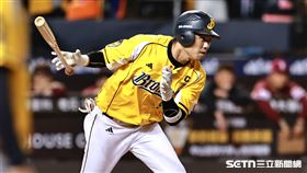 台灣大賽G2，中信兄弟指定打擊王威晨敲出二壘方向滾地球出局。（圖／記者劉彥池攝影）