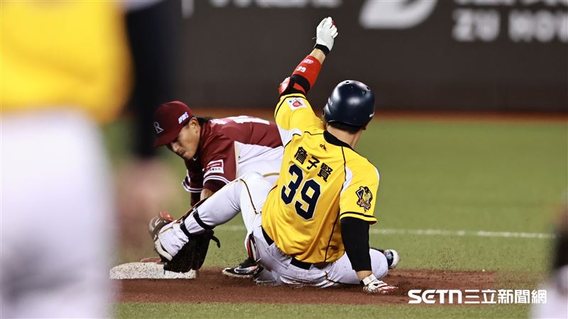 台灣大賽G2，中信兄弟左外野手詹子賢敲出中、左外野深遠安打，在二壘前遭到回傳球觸殺出局。（圖／記者劉彥池攝影）