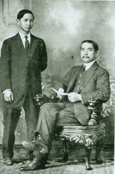 孫科（左）是國父孫中山長子，其母為孫中山元配盧慕貞。五歲時隨著祖母楊氏移居美國夏威夷檀香山，並在檀香山的聖路易學校完成中學學業，然後前往美國加州攻讀加州大學柏克萊分校文學士、哥倫比亞大學新聞學碩士、後獲得哥倫比亞大學的榮譽法學博士。（圖／翻攝維基百科）