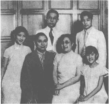 1949年大陸失守，孫科（左二）流亡海外16年，和老婆陳淑英住在長女孫穗英家中。（圖／翻攝維基百科）