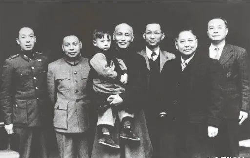 孫科（右二）晚年來台和蔣介石（中）上演世紀大和解，讚揚他「繼承國父遺志」，左二為蔣經國。（圖／翻攝自維基百科）