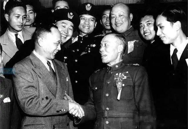 孫科（前排左起）聯手副總統李宗仁「逼宮」蔣介石下台。（圖／翻攝自維基百科）