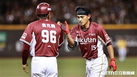 台灣大賽G2，樂天桃猿二壘手林子偉敲出安打。（圖／記者劉彥池攝影）