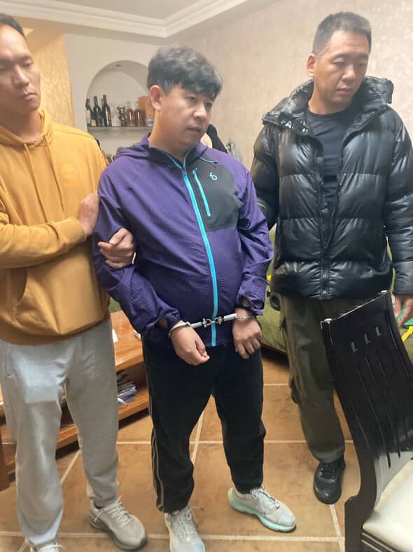 遭逮的牧師孫聰馬上被上銬，目睹母親心臟病發，臉色慘白。（圖／傅希秋提供）