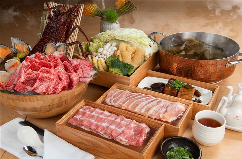 一泊二食住宿券套券組合買五送一平均每張8,750 元，持券可享兩客豐盛早餐與精緻晚餐。（圖／飯店旅宿業者提供）