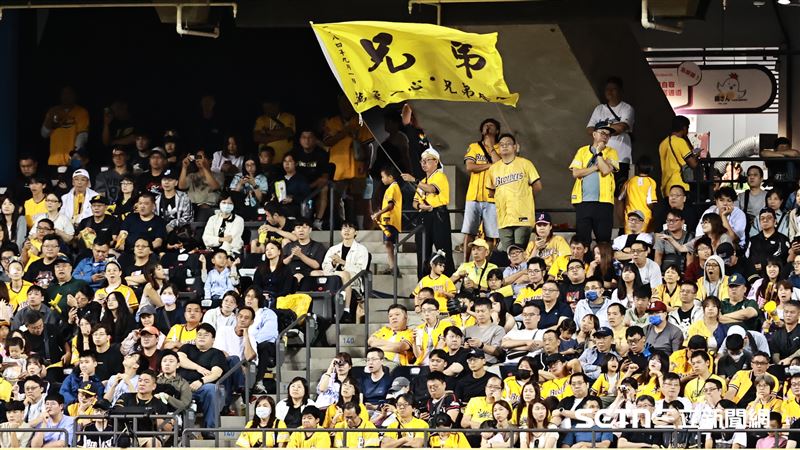 台灣大賽G2，中信兄弟球迷在外野揮舞「兄弟」旗幟。（圖／記者劉彥池攝影）