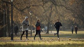 ▲適度運動幫助氣血流通、增強抵抗力。（圖／CANVA）