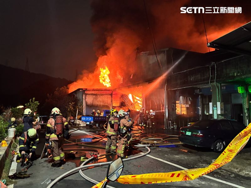 新北市新莊區壽山路1間鐵皮工廠發生火警。（圖／翻攝畫面）