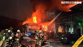 新北市新莊區壽山路1間鐵皮工廠發生火警。（圖／翻攝畫面）
