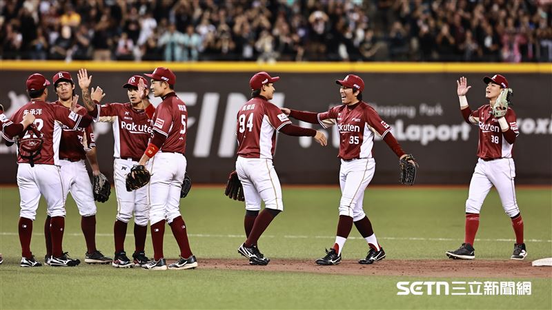 台灣大賽G2，樂天桃猿2：1擊敗中信兄弟拿下2連勝，球員賽後擊掌慶祝勝利。（圖／記者劉彥池攝影）