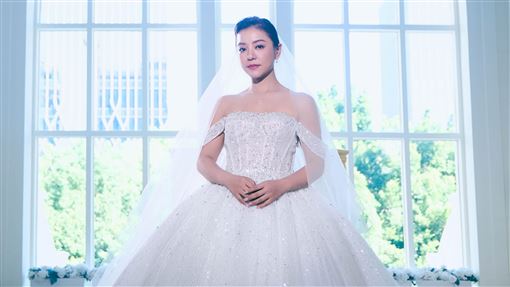 丁噹婚紗照宣布雙喜臨門　新郎真面目曝光