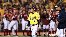 台灣大賽G2，中信兄弟1：2不敵樂天桃猿吞下2連敗，賽後總教練平野惠一神情落寞。（圖／記者劉彥池攝影）