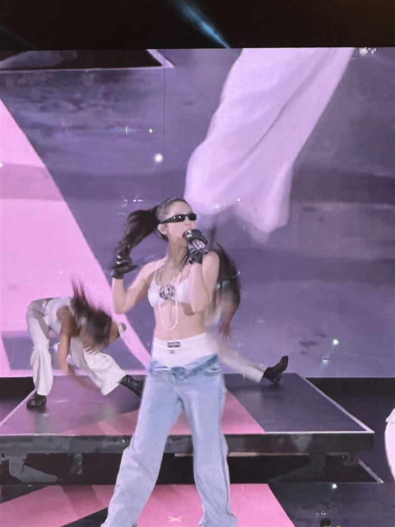 JENNIE脫掉外套，性感演出。（圖／讀者提供）