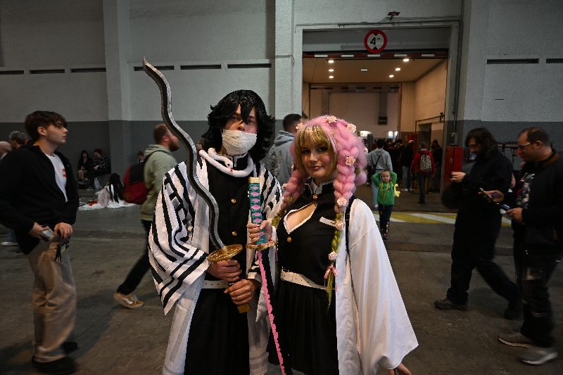 布魯塞爾動漫展，有Coser打扮成「鬼滅之刃」角色伊黑小芭內（左）、甘露寺蜜璃（右）