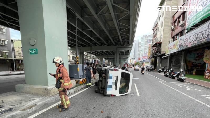 新北吳姓送貨員酒後開車行經中正路時自撞翻覆。（圖／翻攝畫面）