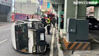新北送貨員酒駕　連撞分隔島及變電箱翻覆