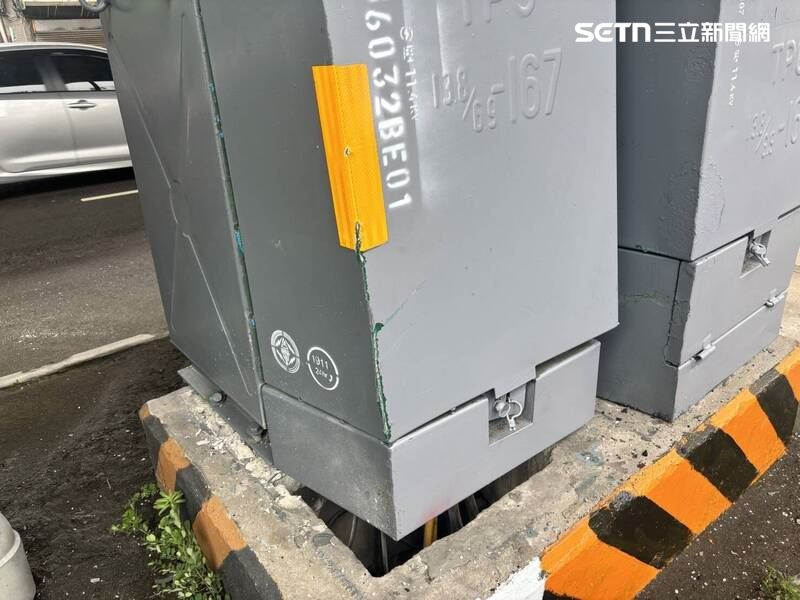 新北吳姓送貨員酒後開車行經中正路時自撞翻覆。（圖／翻攝畫面）