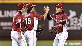 台灣大賽G2，樂天桃猿2：1擊敗中信兄弟拿下2連勝，馬傑森和隊友擊掌慶祝勝利。（圖／記者劉彥池攝影）