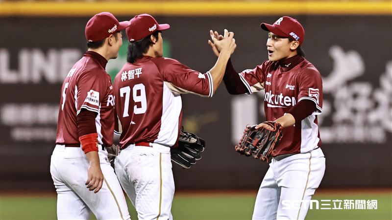台灣大賽G2，樂天桃猿2：1擊敗中信兄弟拿下2連勝，馬傑森和隊友擊掌慶祝勝利。（圖／記者劉彥池攝影）