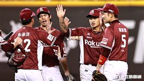 台灣大賽G2，樂天桃猿2：1擊敗中信兄弟拿下2連勝，林子偉和隊友擊掌慶祝勝利。（圖／記者劉彥池攝影）