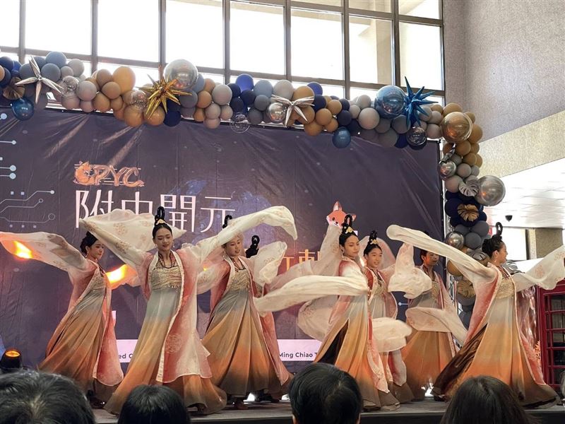 國立竹北高中今年8月1日正式改隸為「國立陽明交通大學附屬高級中學」（簡稱陽明交大附中），18日盛大舉行揭牌儀式。（圖／翻攝自國立陽明交大附中臉書）