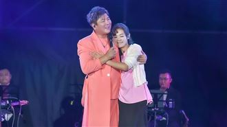 本土天王竟是大咖CEO　愛妻驚喜現身閃翻