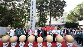 國立竹北高中今年8月1日正式改隸為「國立陽明交通大學附屬高級中學」（簡稱陽明交大附中），18日盛大舉行揭牌儀式。（圖／翻攝自國立陽明交大附中臉書）