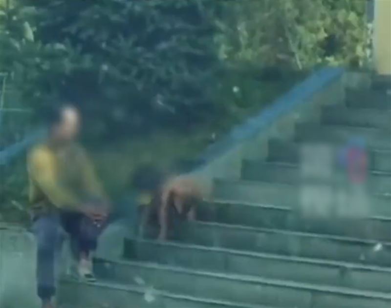 赤裸男童叼著食物去找一名男子。（圖／翻攝自微博）