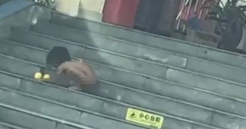 赤裸男童趴在地上像狗一樣啃食食物。（圖／翻攝自微博）