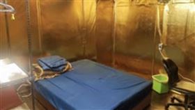 一名網友分享一則租屋訊息，沒想到房間內金光閃閃，讓她笑喊該房間很有特色。（圖／翻攝自臉書爆廢公社）