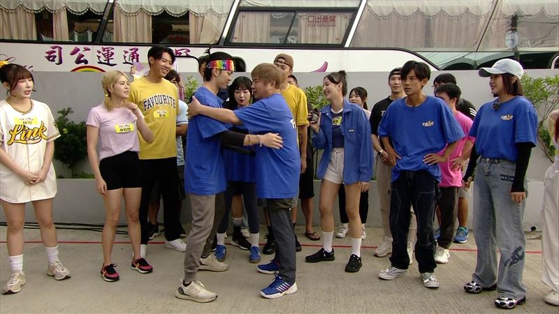 眾人玩闖關遊戲（圖／民視提供）