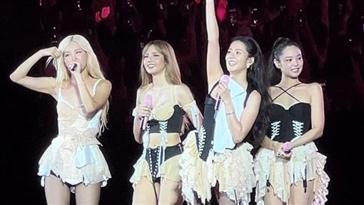 BLACKPINK第二天　LISA台上無預警告白了